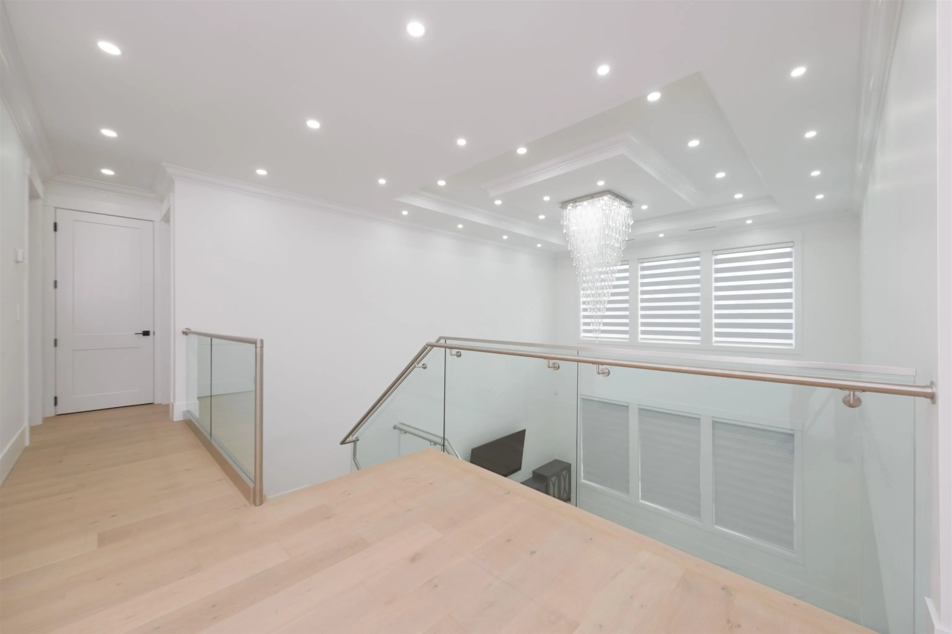 1100 Como Lake Avenue