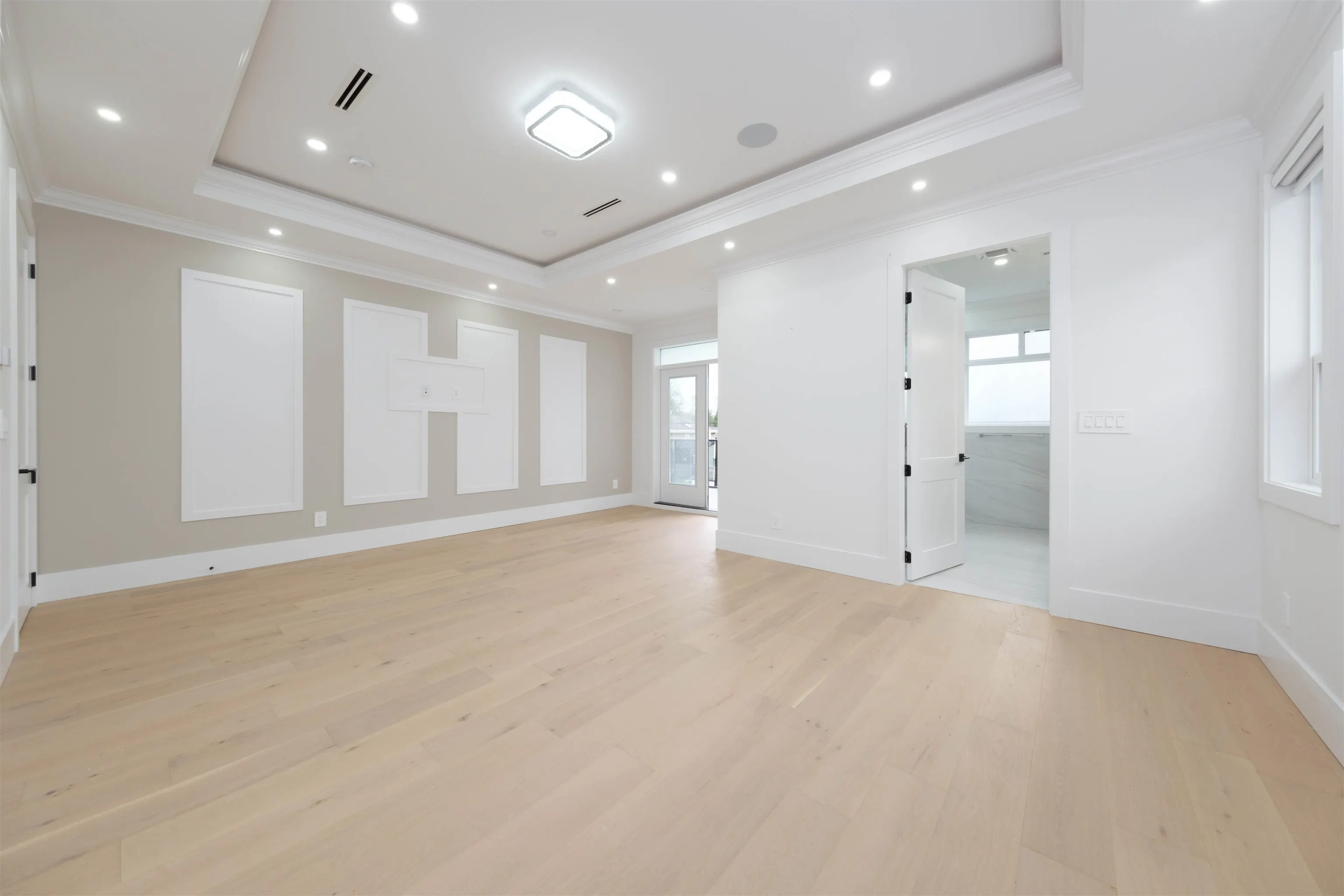 1100 Como Lake Avenue