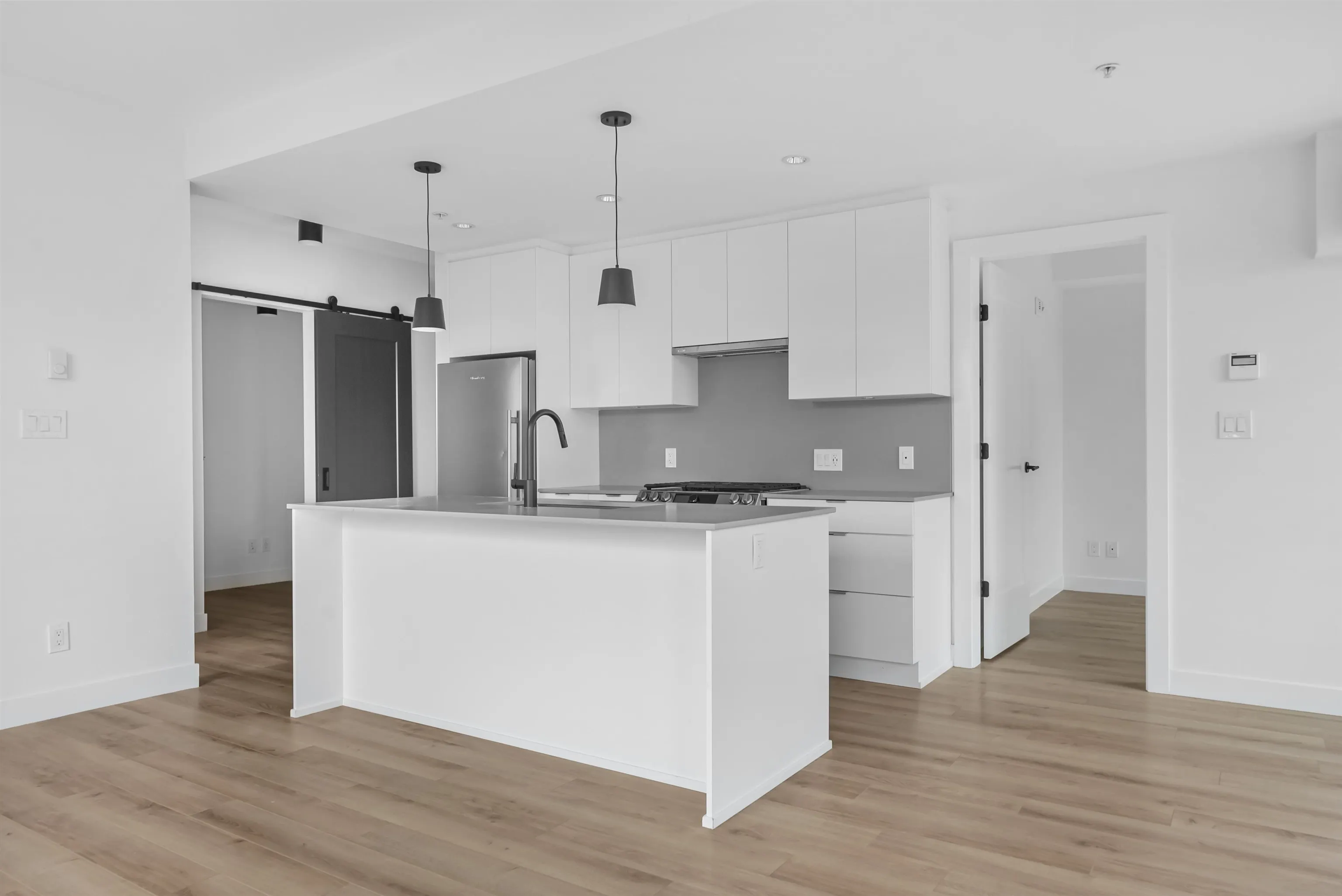 318 2493 Montrose Avenue