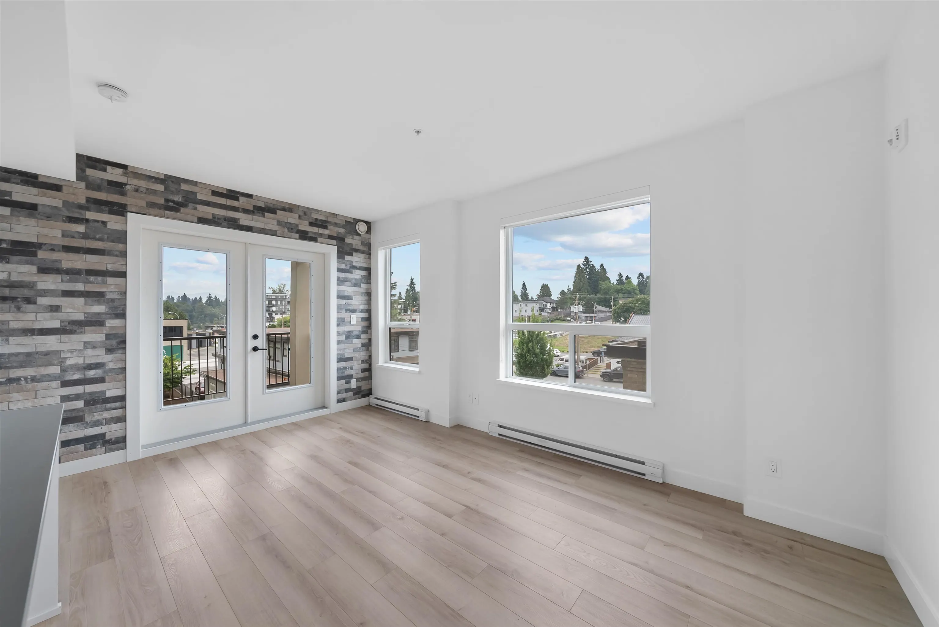 318 2493 Montrose Avenue