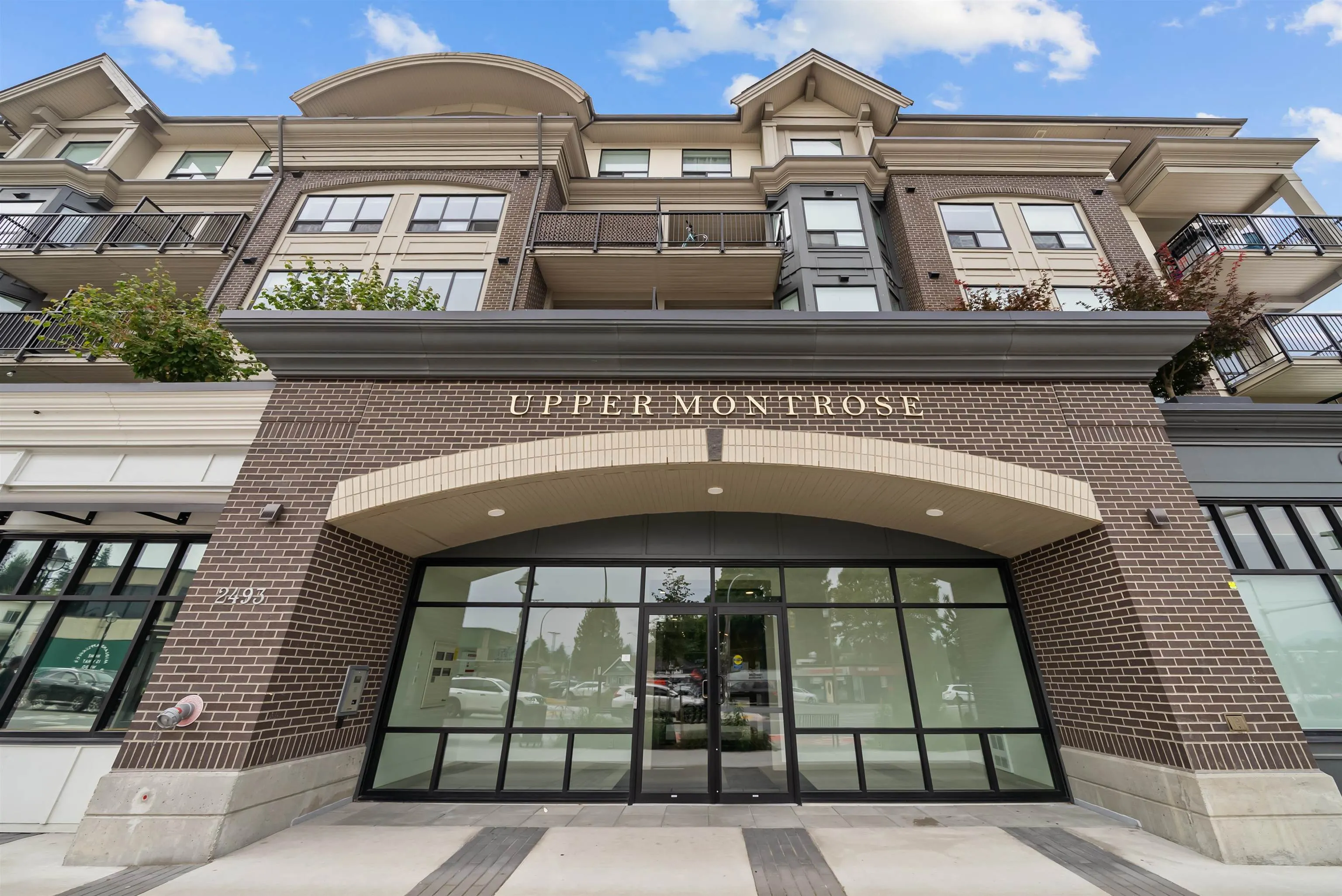 318 2493 Montrose Avenue