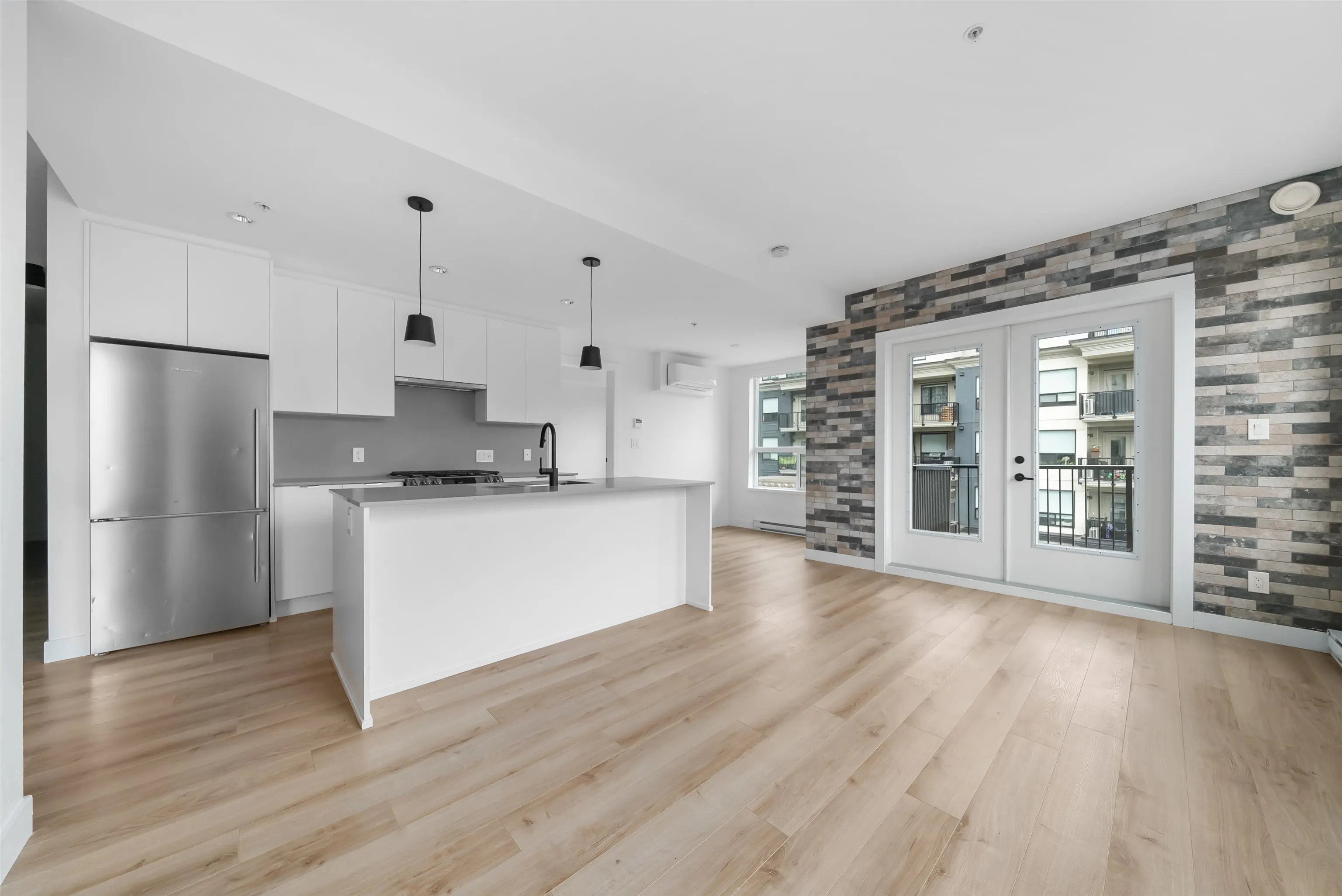 318 2493 Montrose Avenue