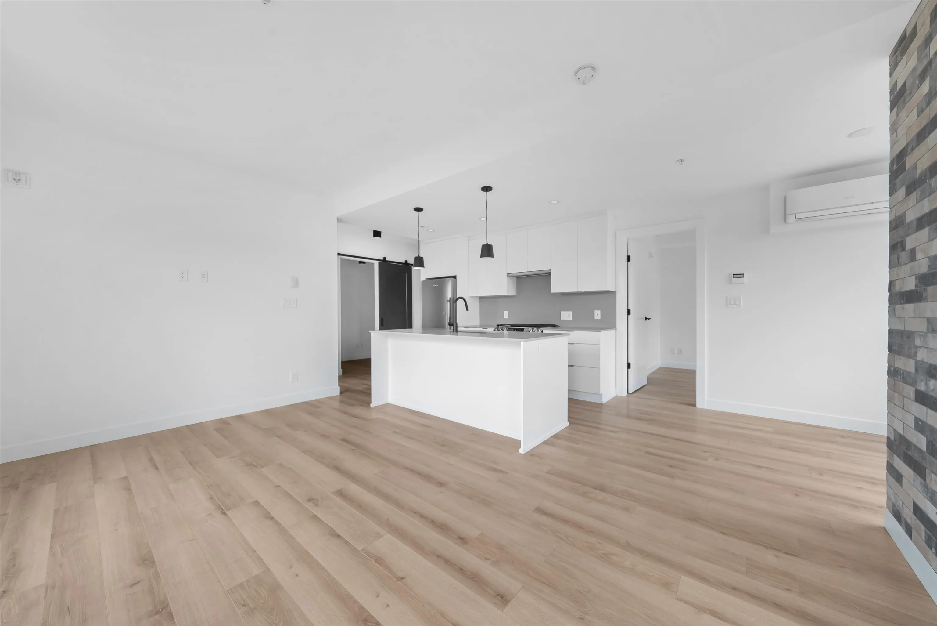 318 2493 Montrose Avenue