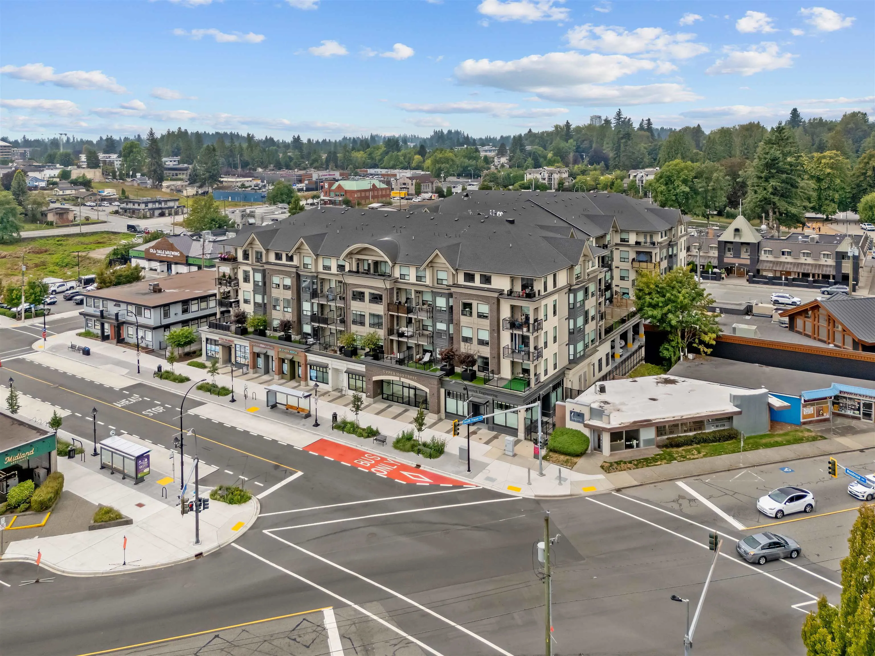 318 2493 Montrose Avenue