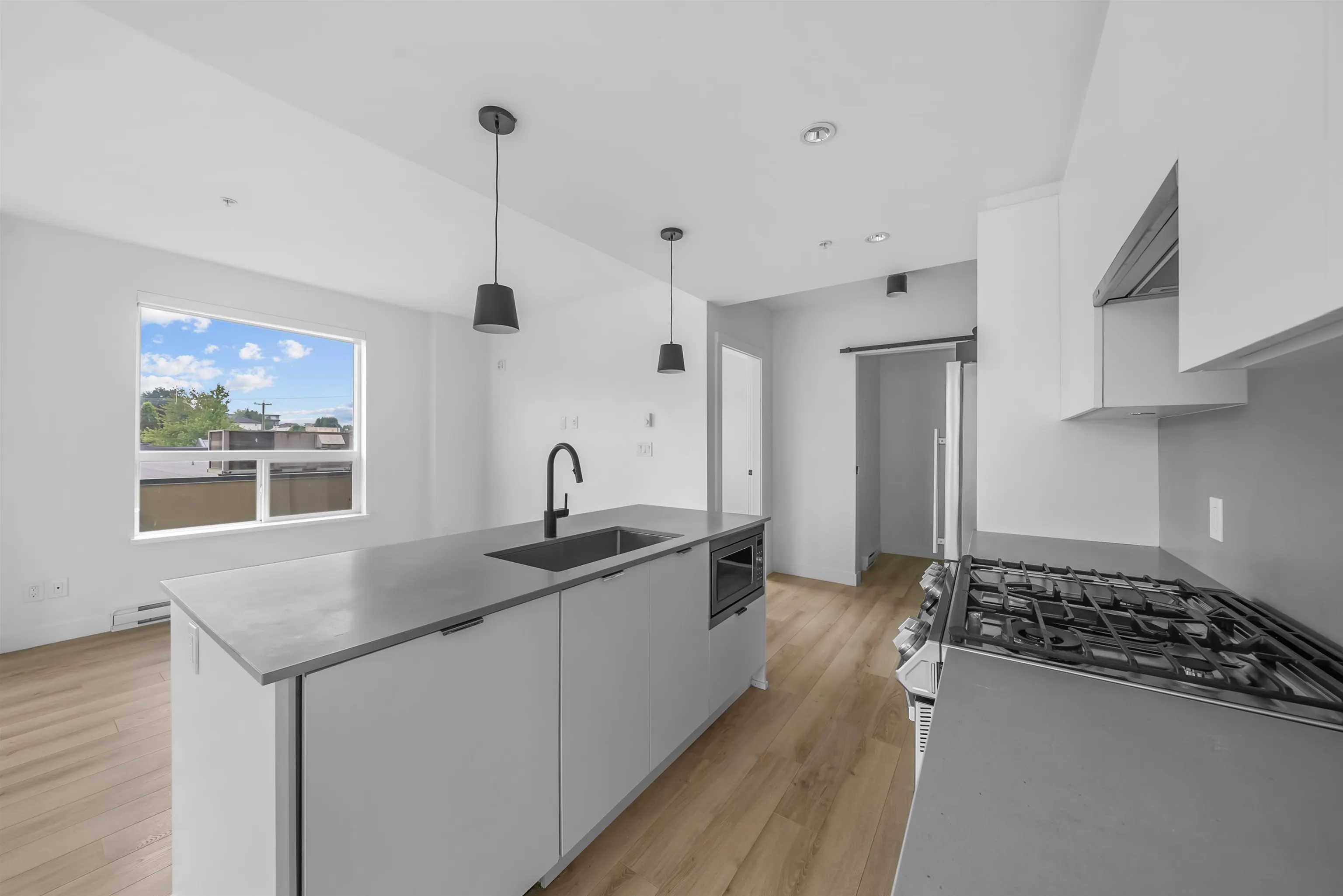 318 2493 Montrose Avenue