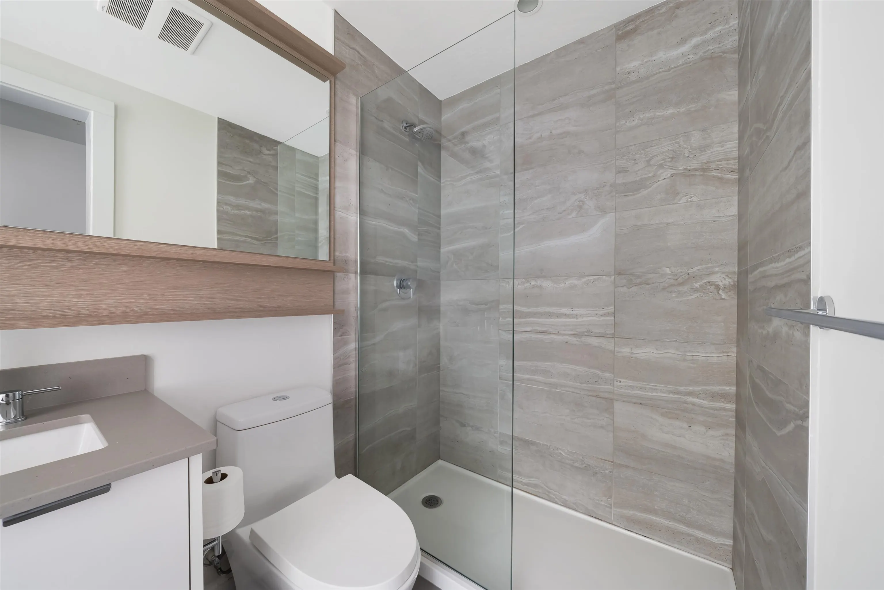 318 2493 Montrose Avenue