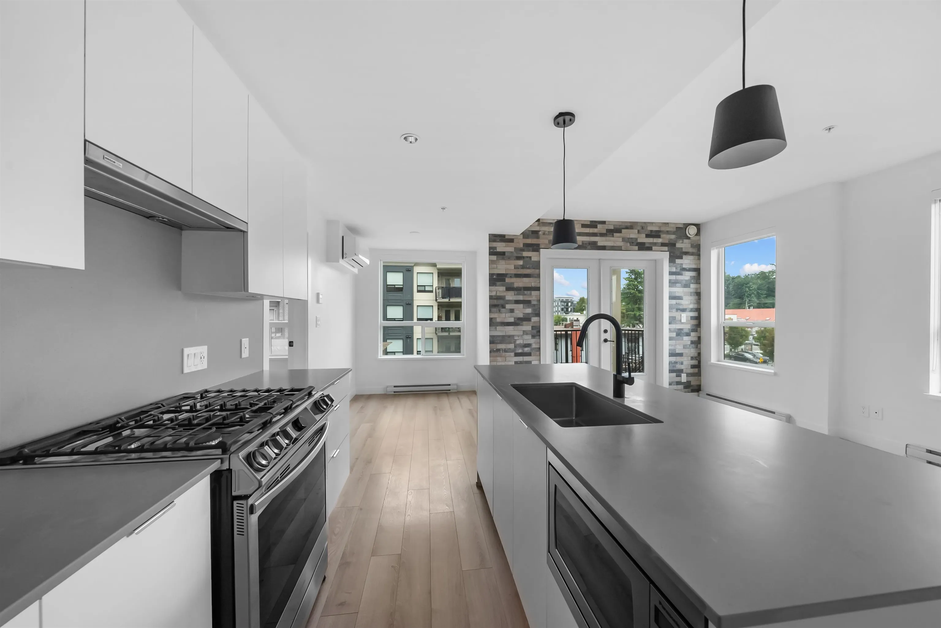 318 2493 Montrose Avenue