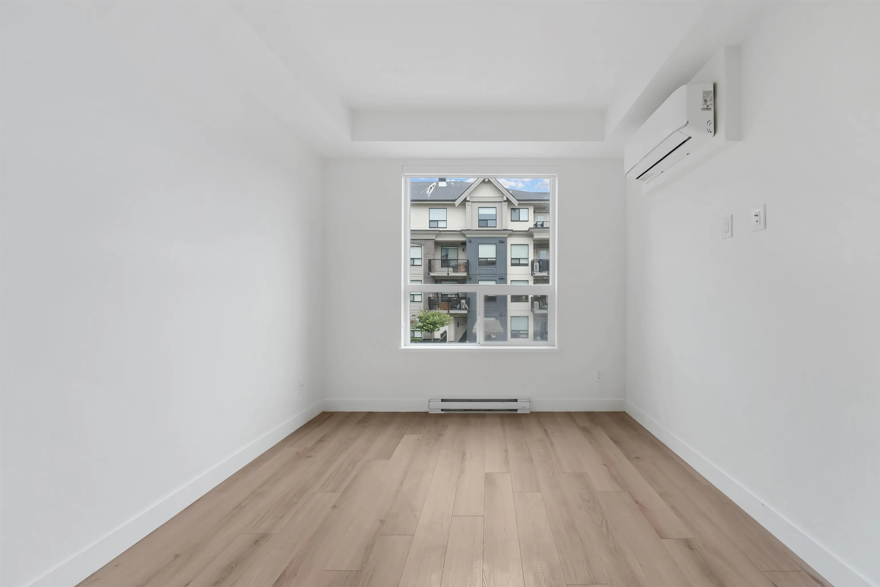 318 2493 Montrose Avenue