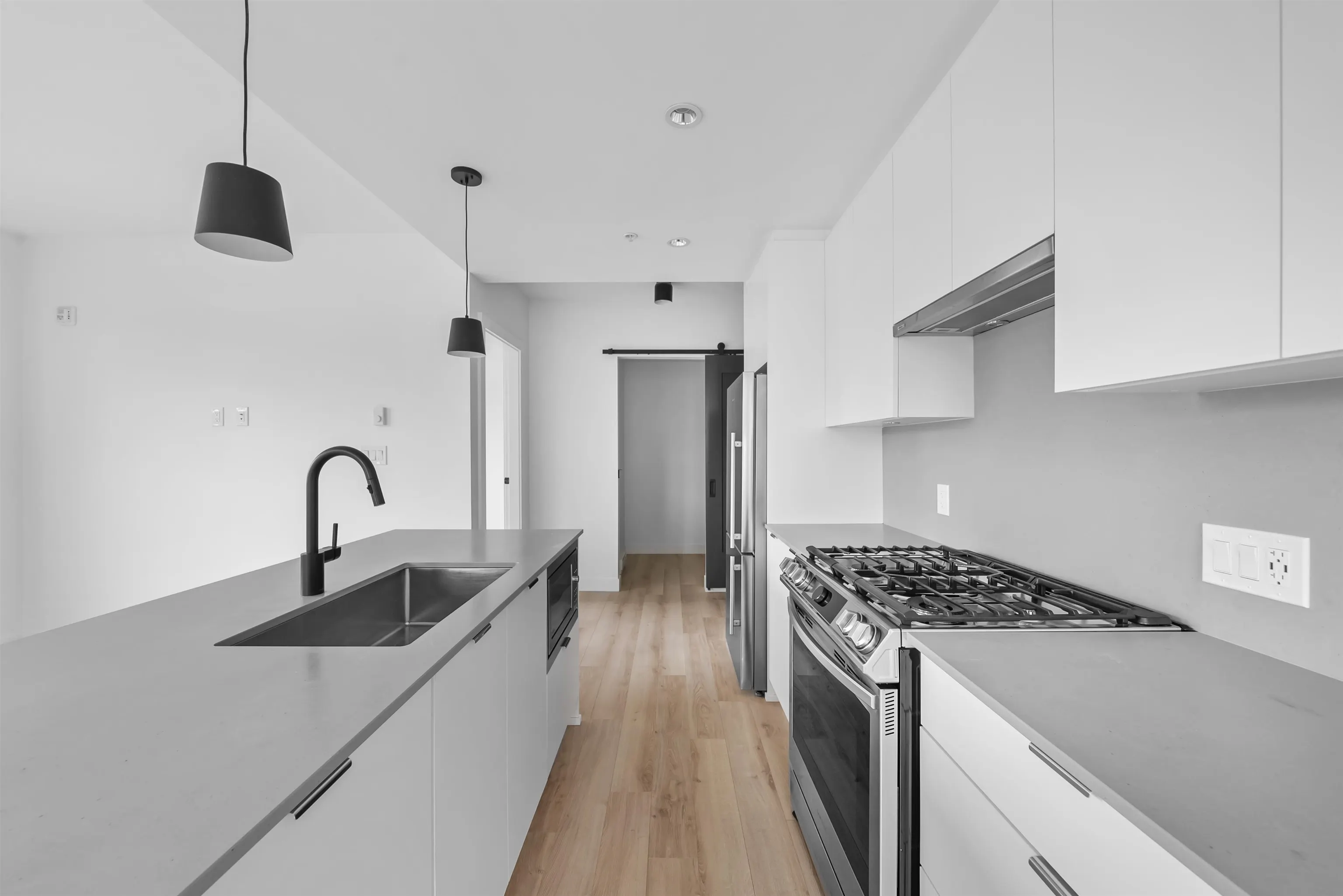 318 2493 Montrose Avenue