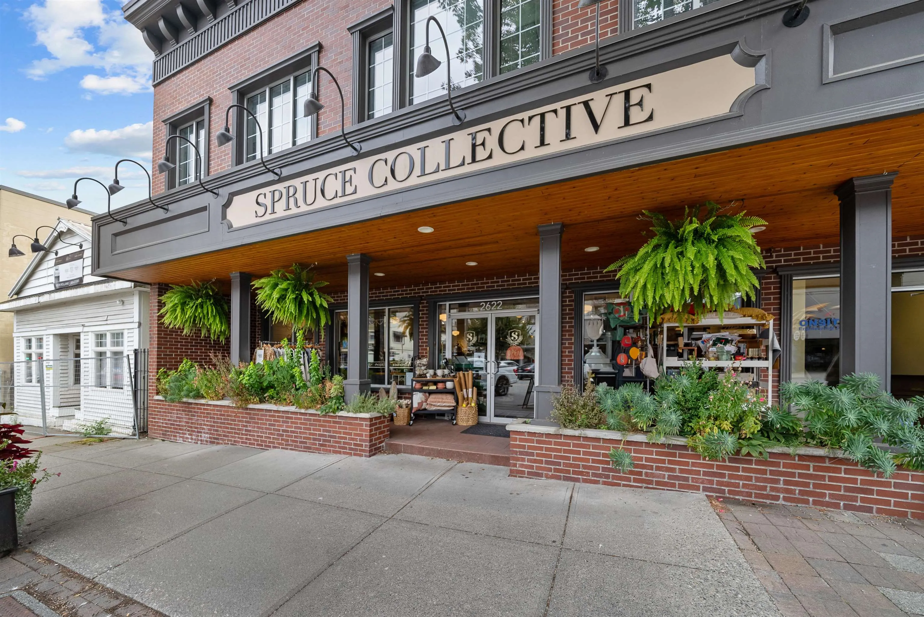 318 2493 Montrose Avenue