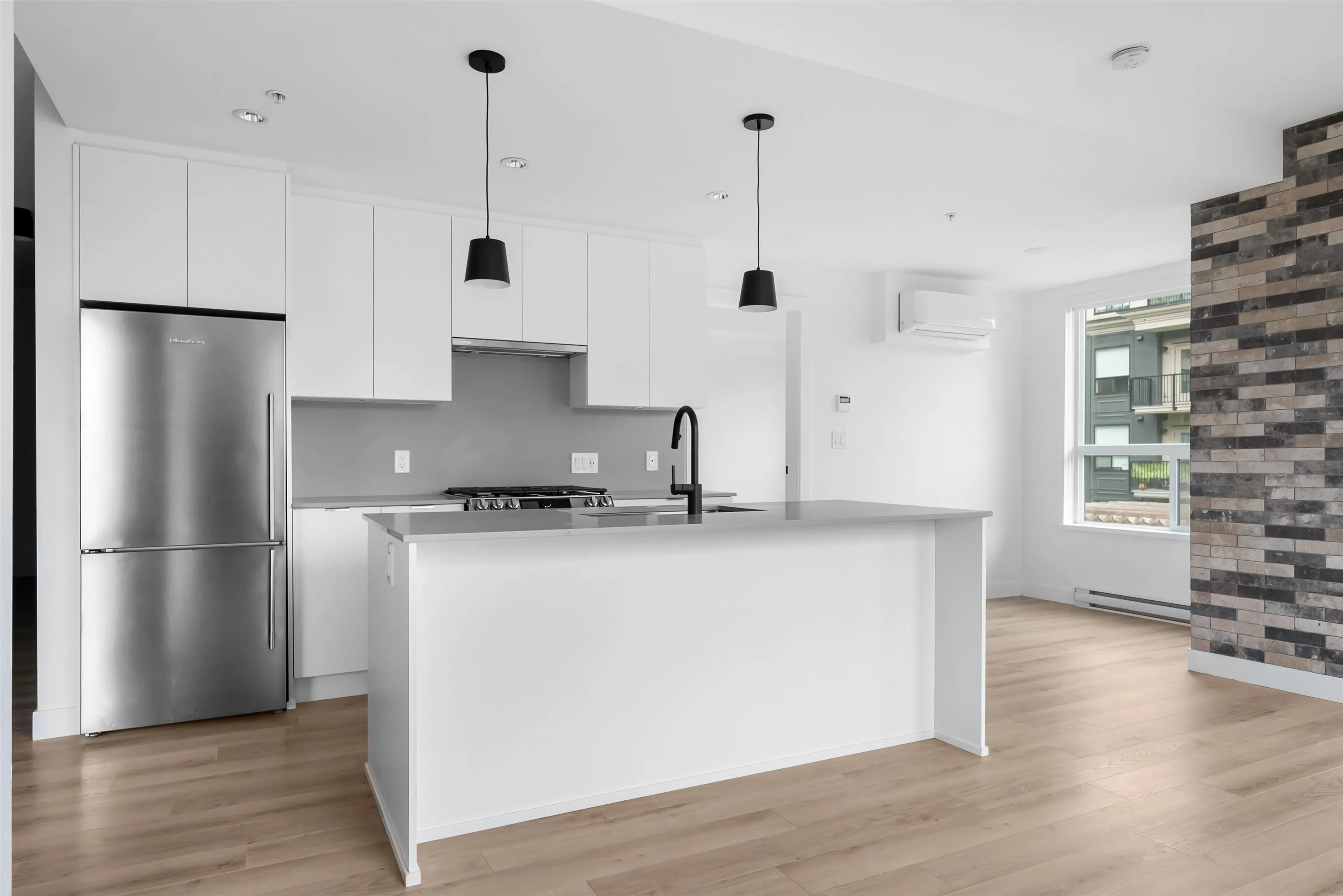 318 2493 Montrose Avenue