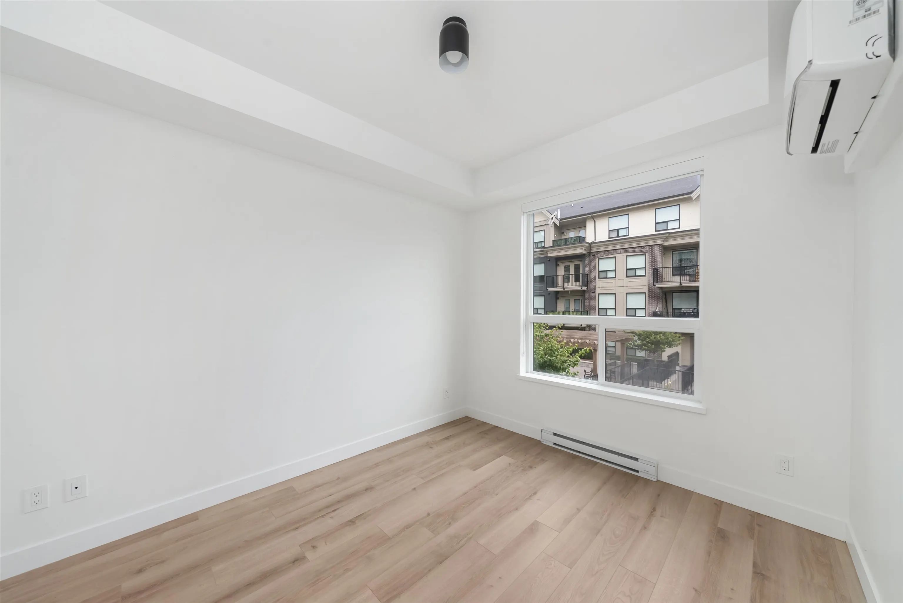 318 2493 Montrose Avenue