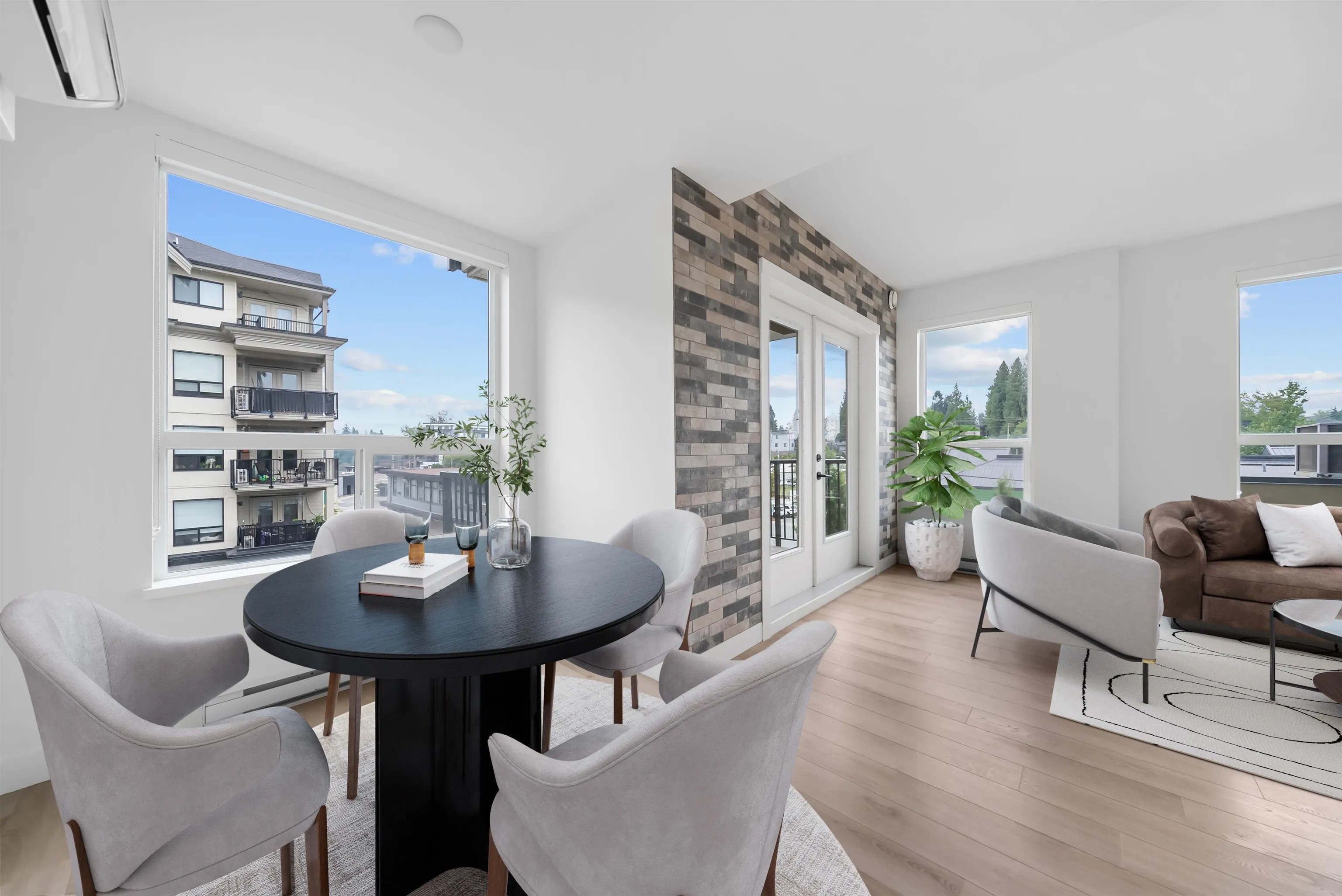 318 2493 Montrose Avenue