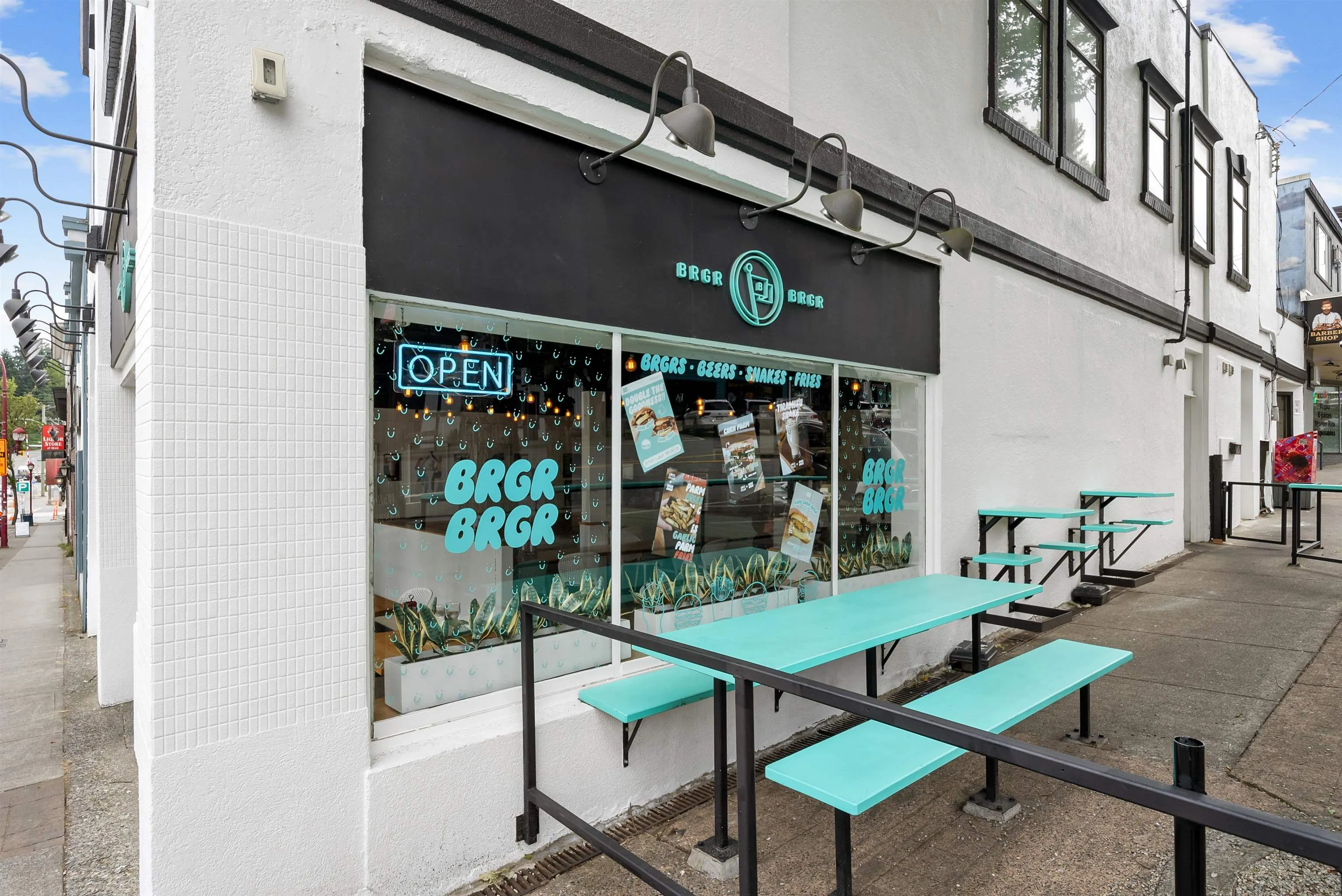 318 2493 Montrose Avenue