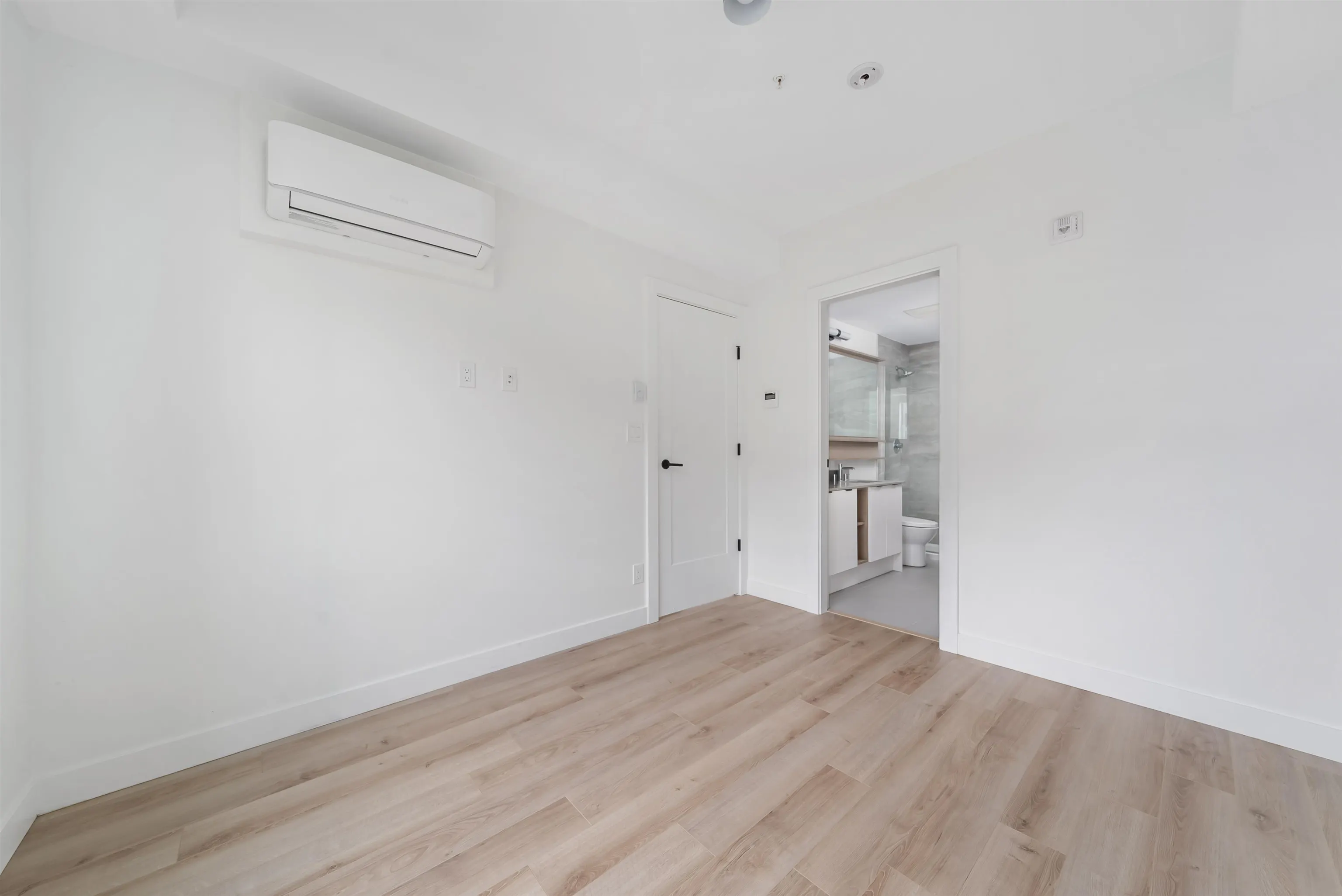 318 2493 Montrose Avenue