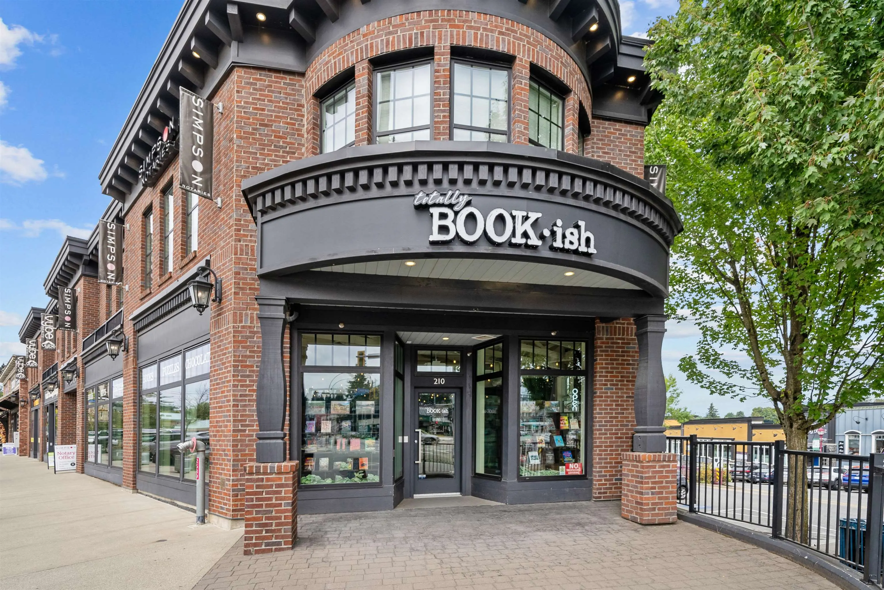 318 2493 Montrose Avenue