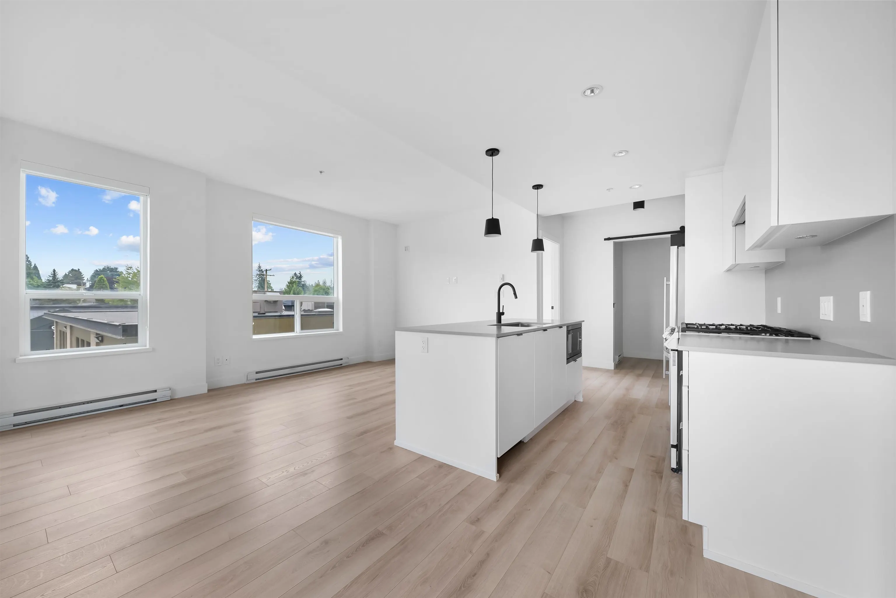 318 2493 Montrose Avenue