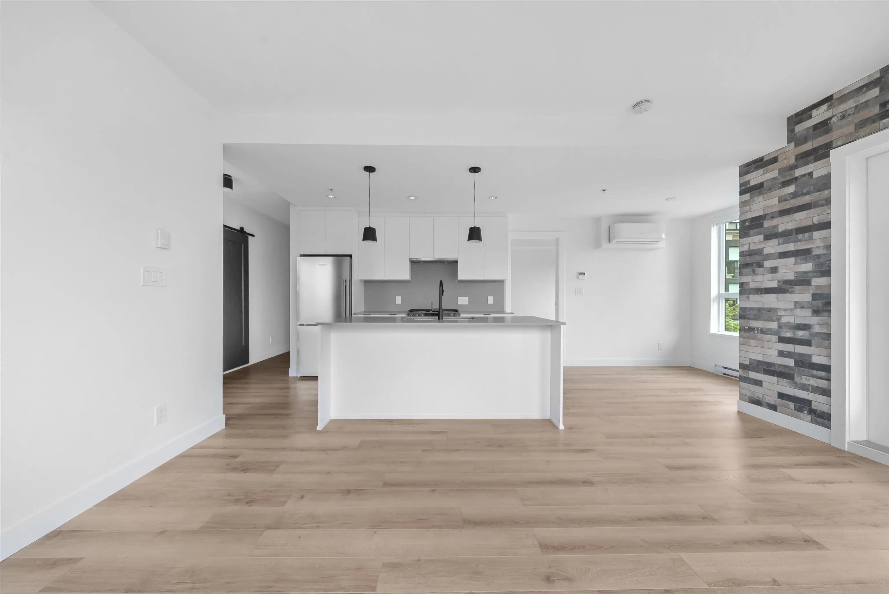 318 2493 Montrose Avenue