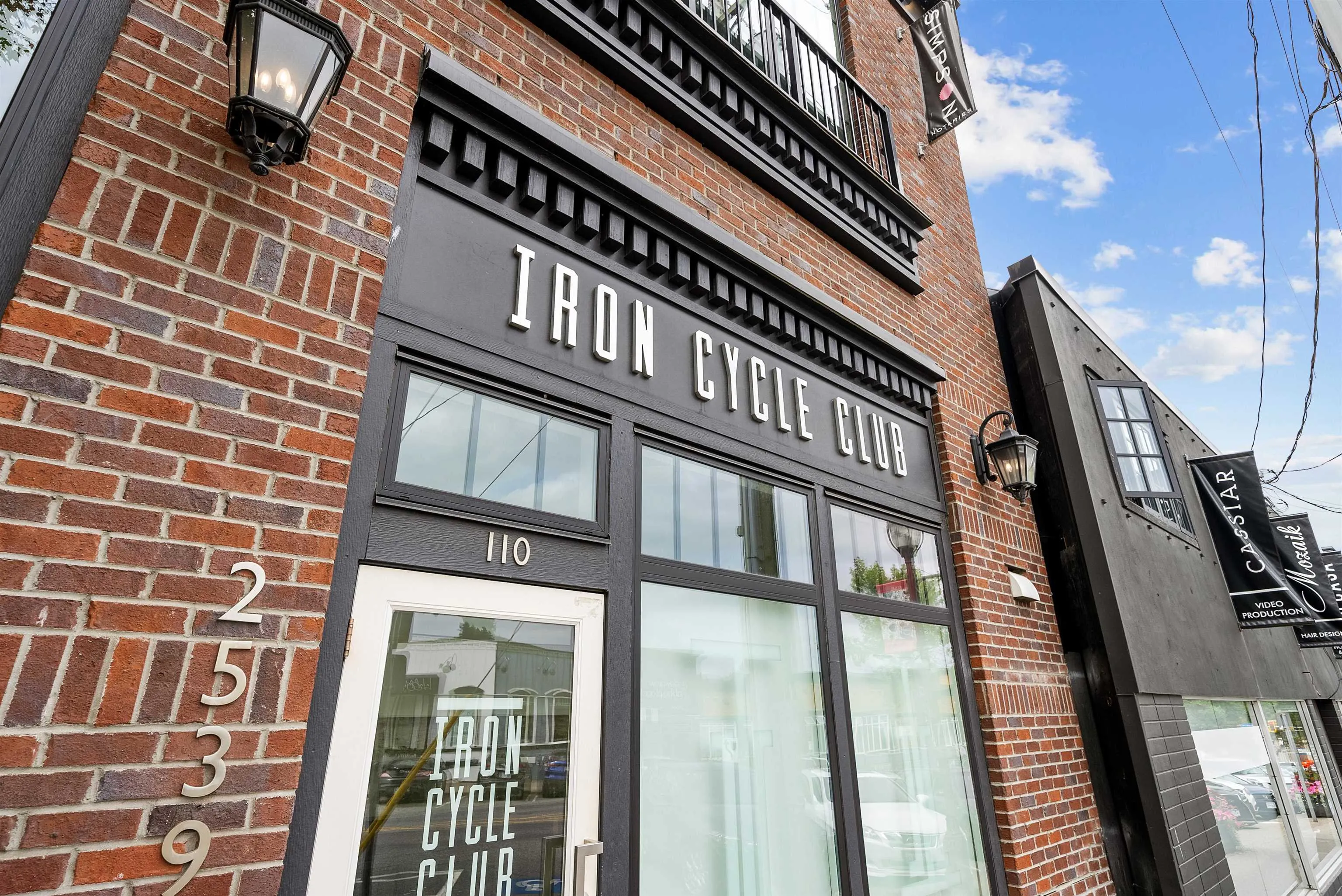 318 2493 Montrose Avenue