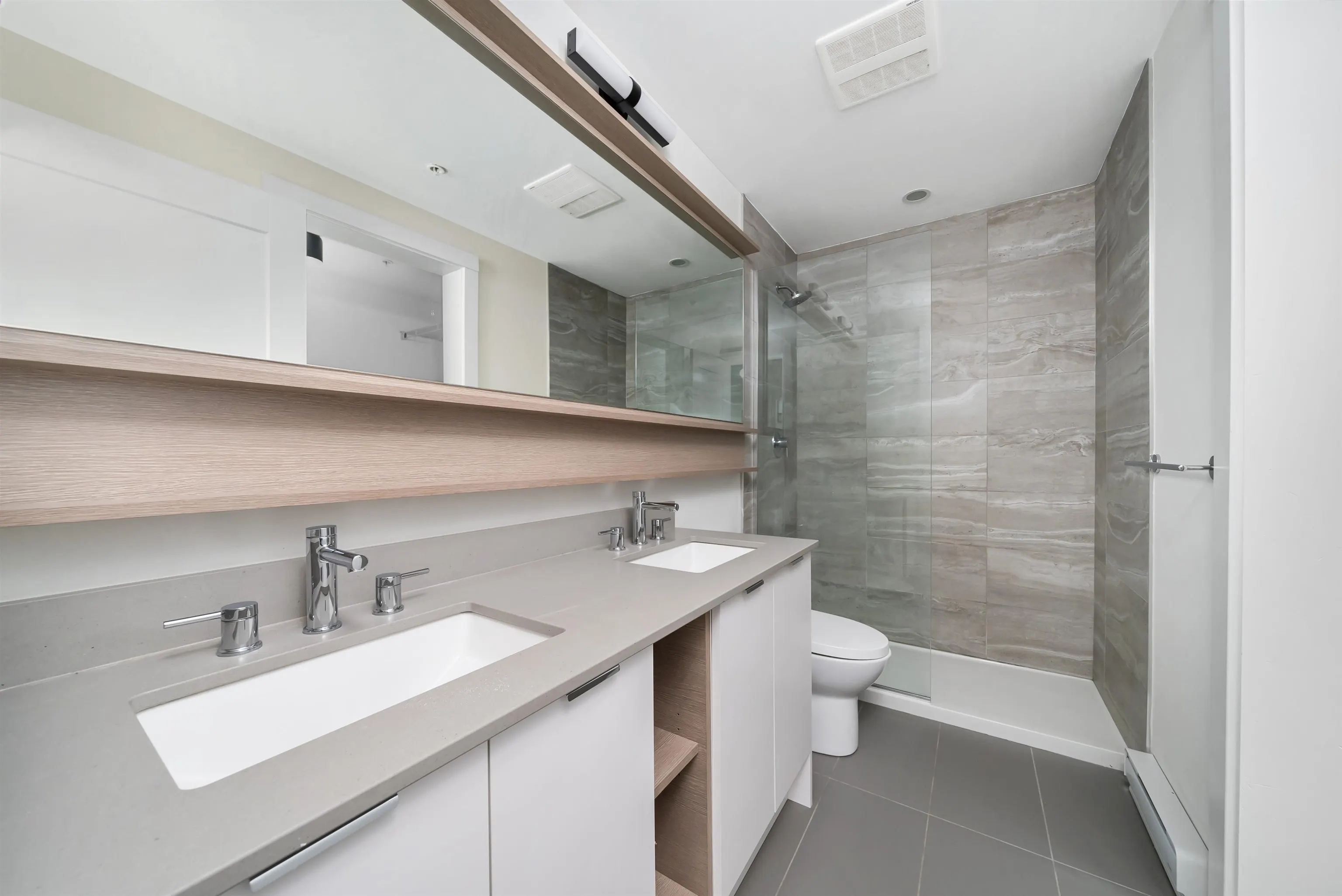 318 2493 Montrose Avenue