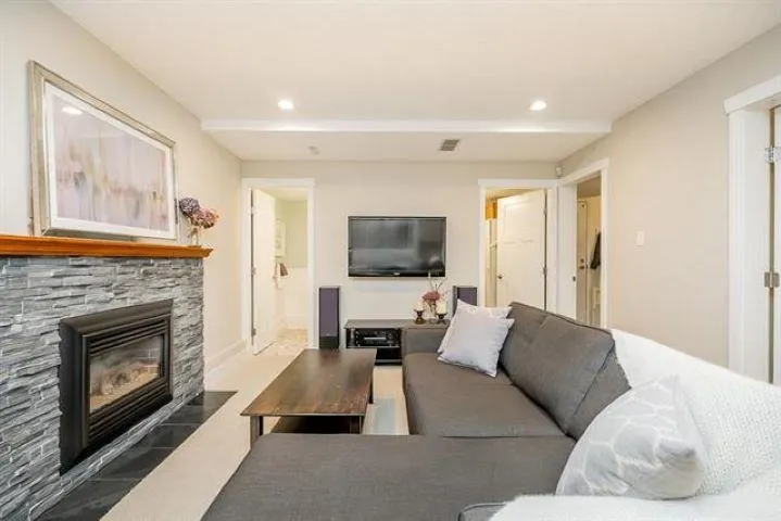 6833 Sussex Crescent