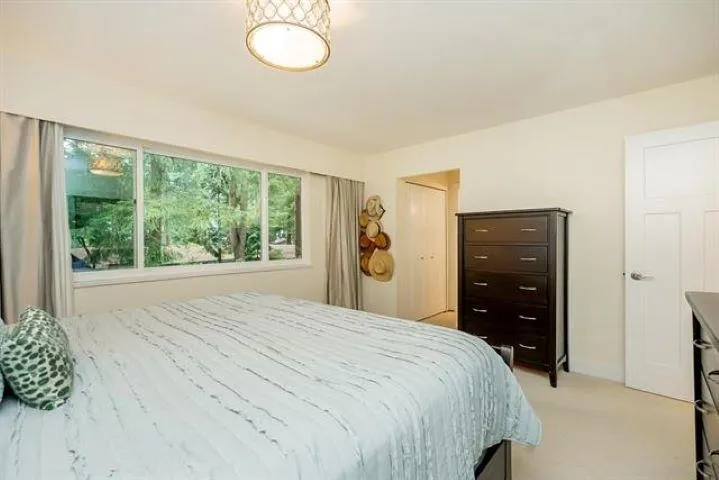 6833 Sussex Crescent