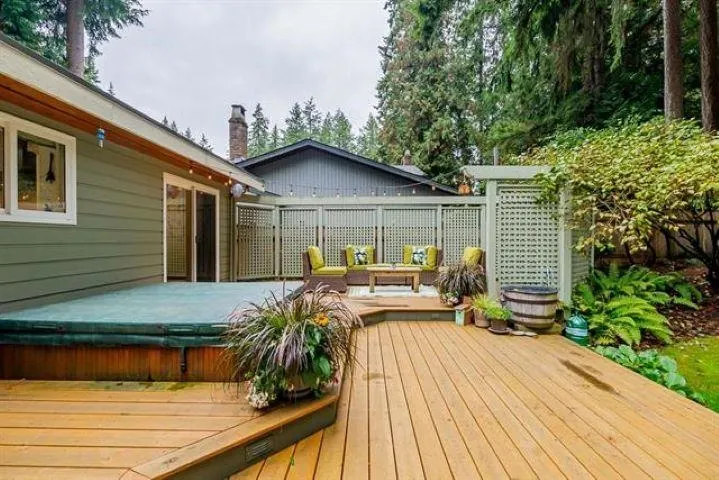 6833 Sussex Crescent