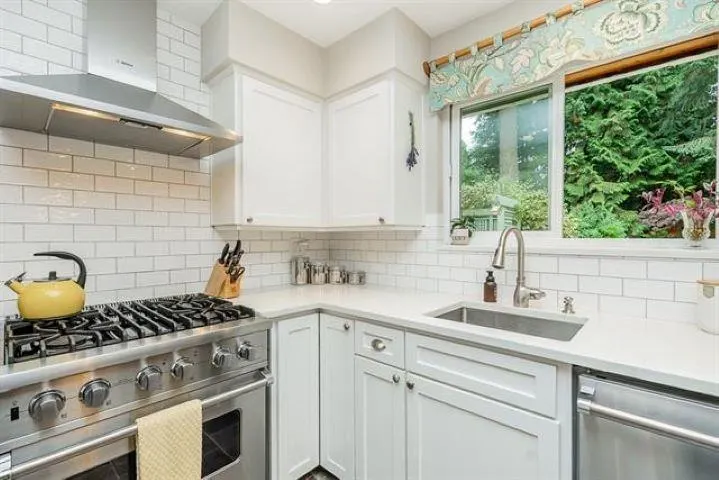 6833 Sussex Crescent