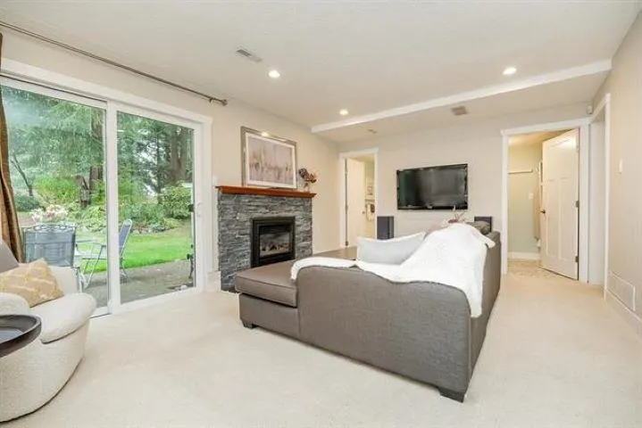 6833 Sussex Crescent