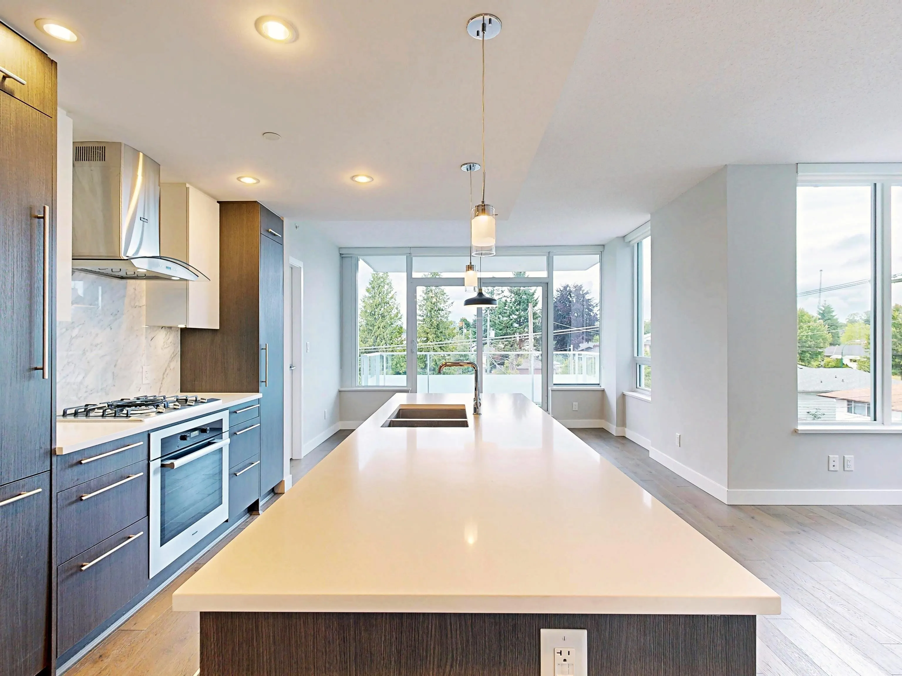 408 677 W 41st Avenue