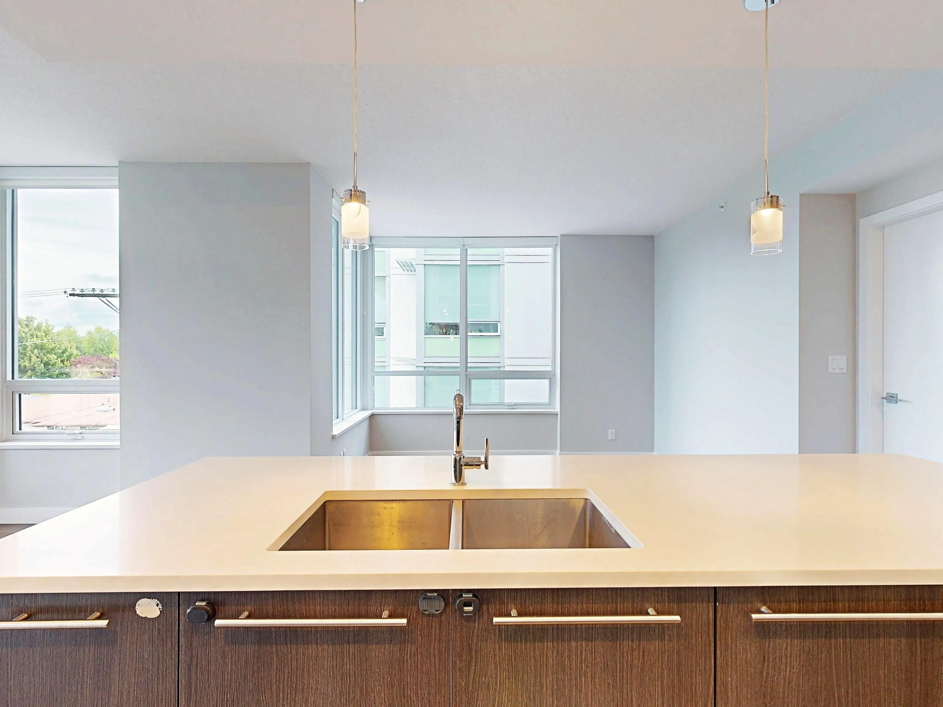 408 677 W 41st Avenue