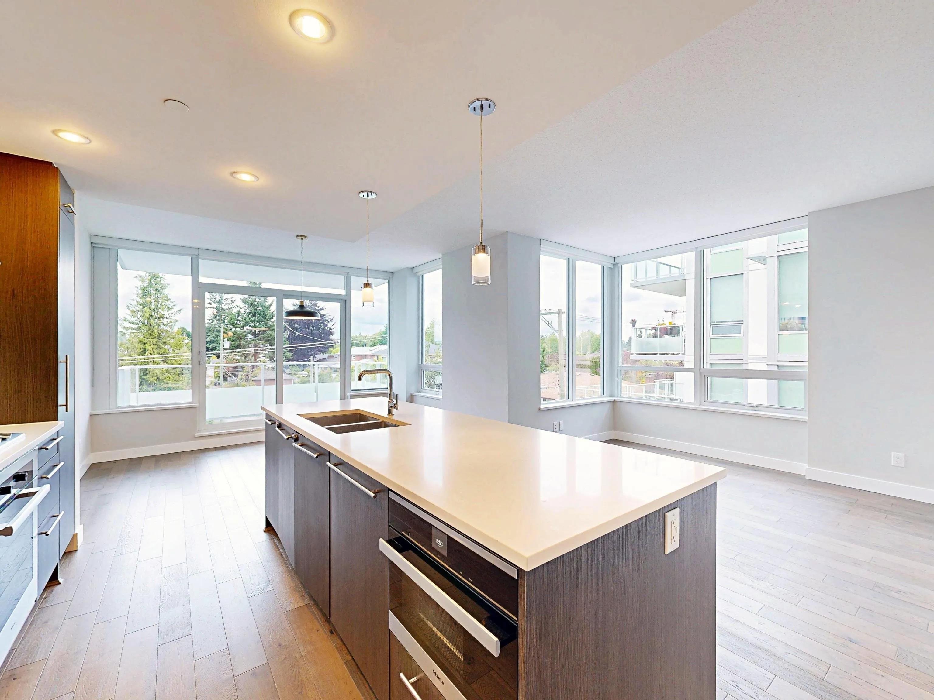 408 677 W 41st Avenue