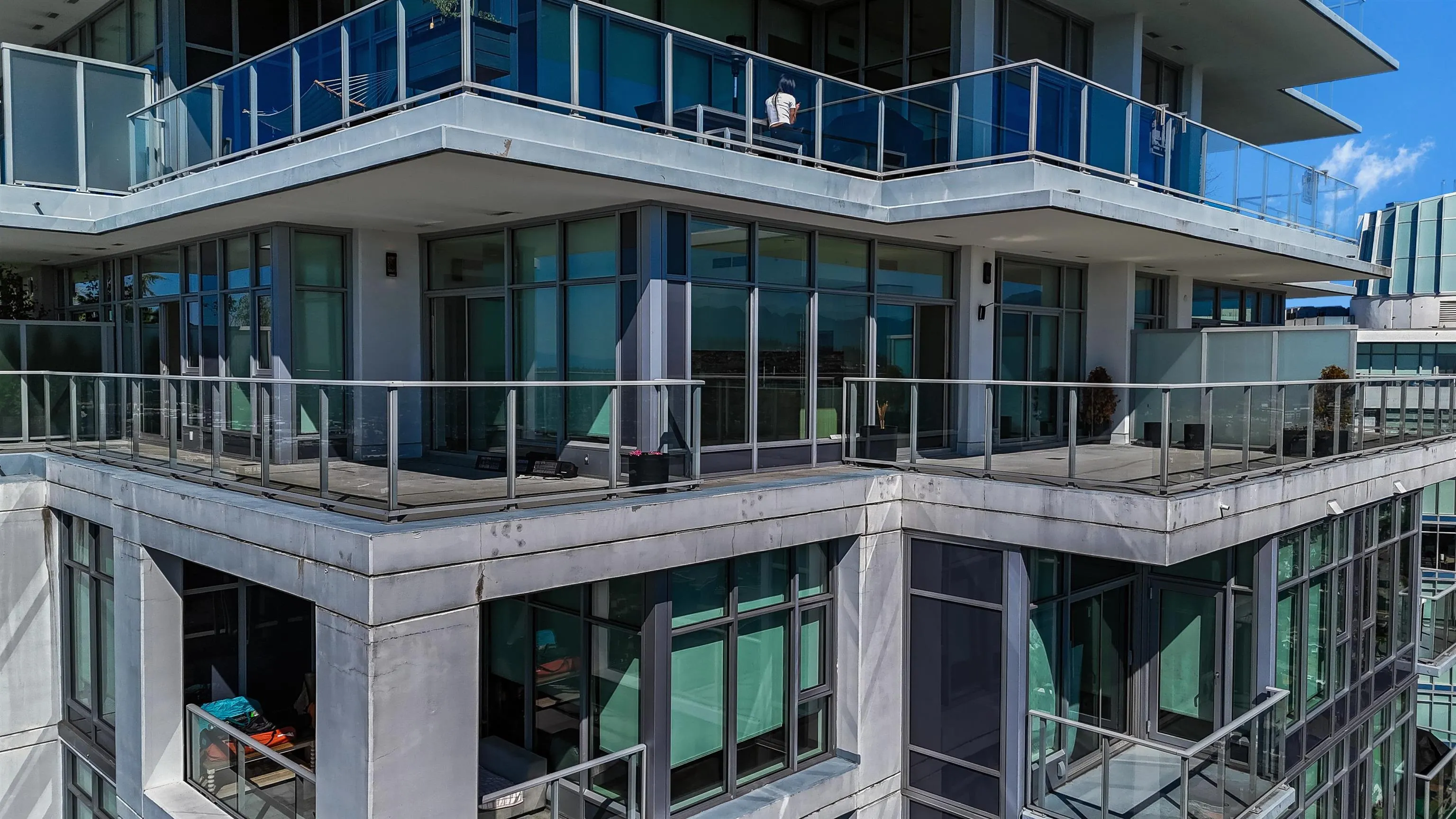 4402 1888 Gilmore Avenue