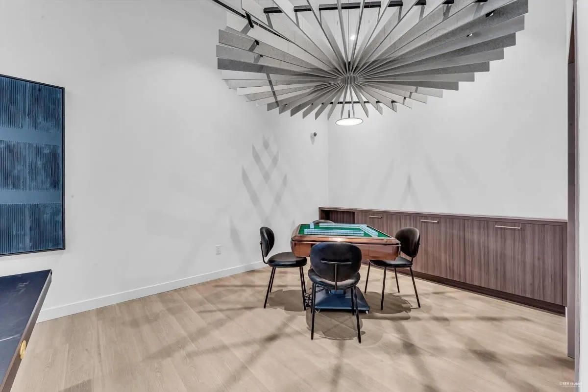 2210 6468 Willingdon Avenue