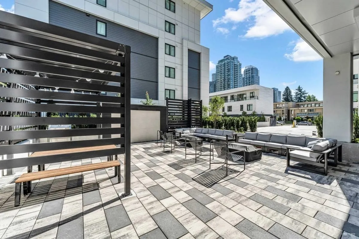 2210 6468 Willingdon Avenue