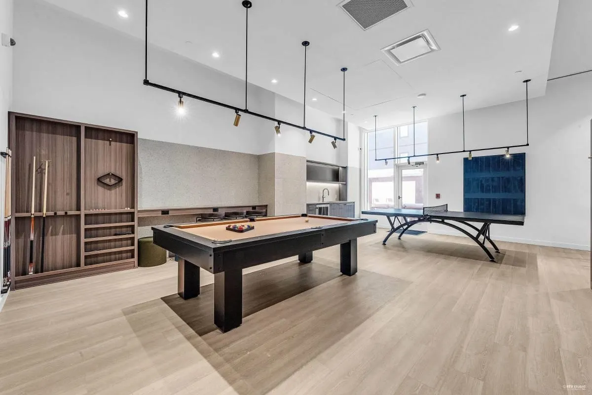 2210 6468 Willingdon Avenue