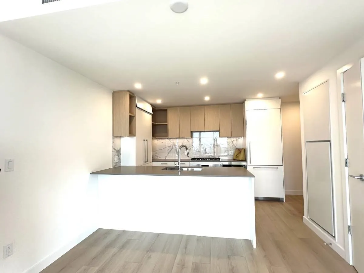 2210 6468 Willingdon Avenue