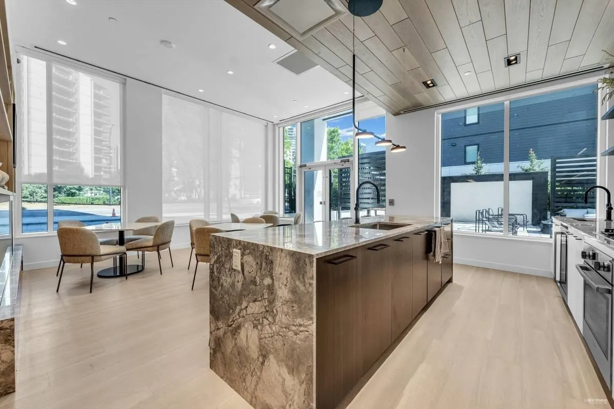 2210 6468 Willingdon Avenue