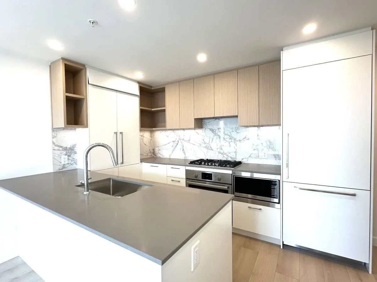 2210 6468 Willingdon Avenue