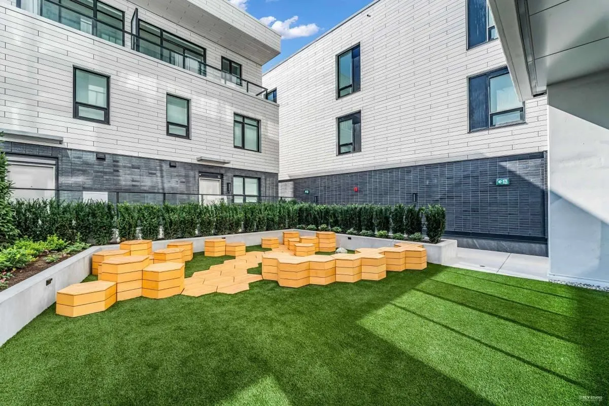 2210 6468 Willingdon Avenue