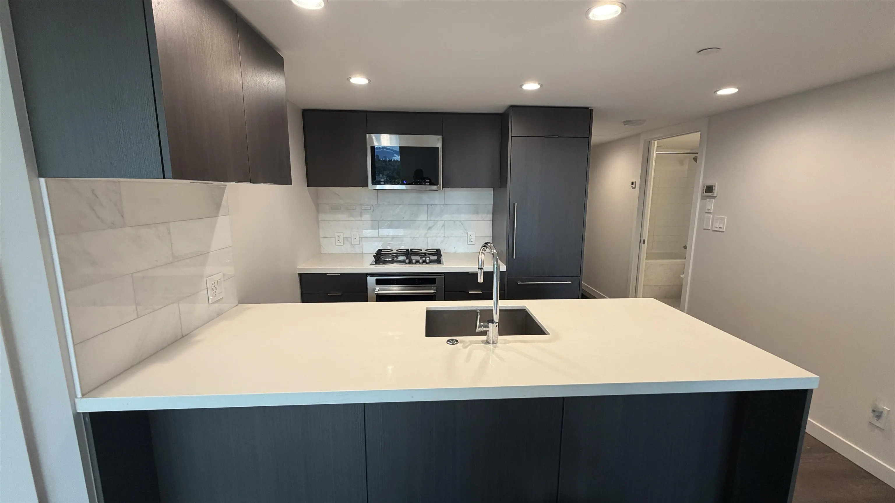 1905 8189 Cambie Street