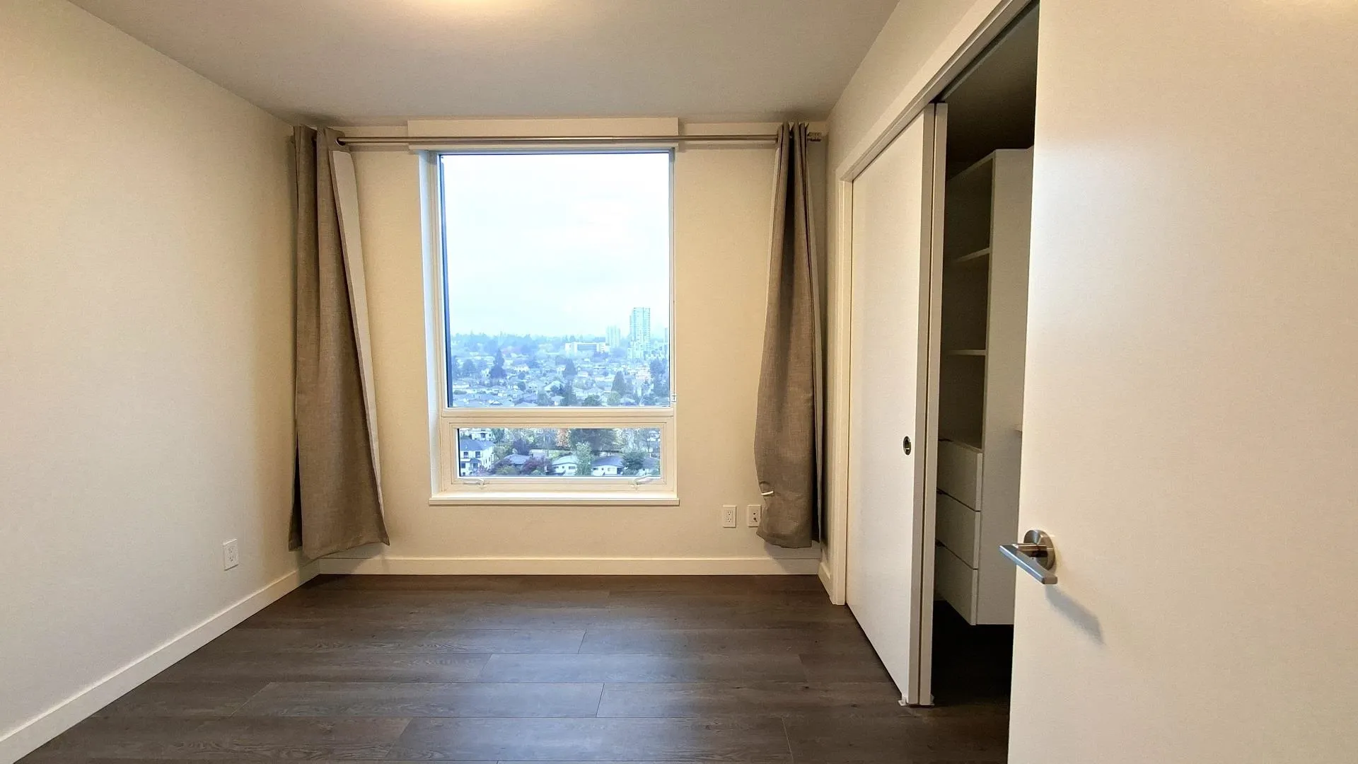 1905 8189 Cambie Street