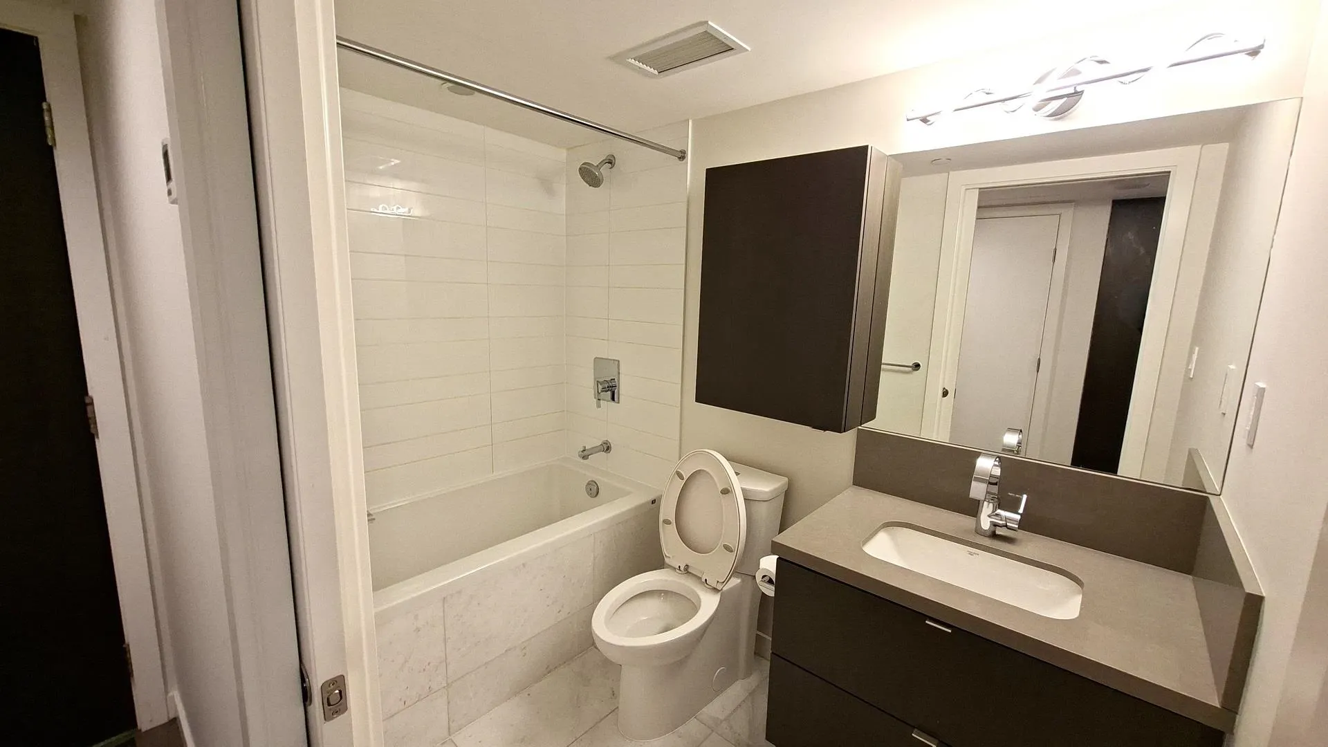 1905 8189 Cambie Street