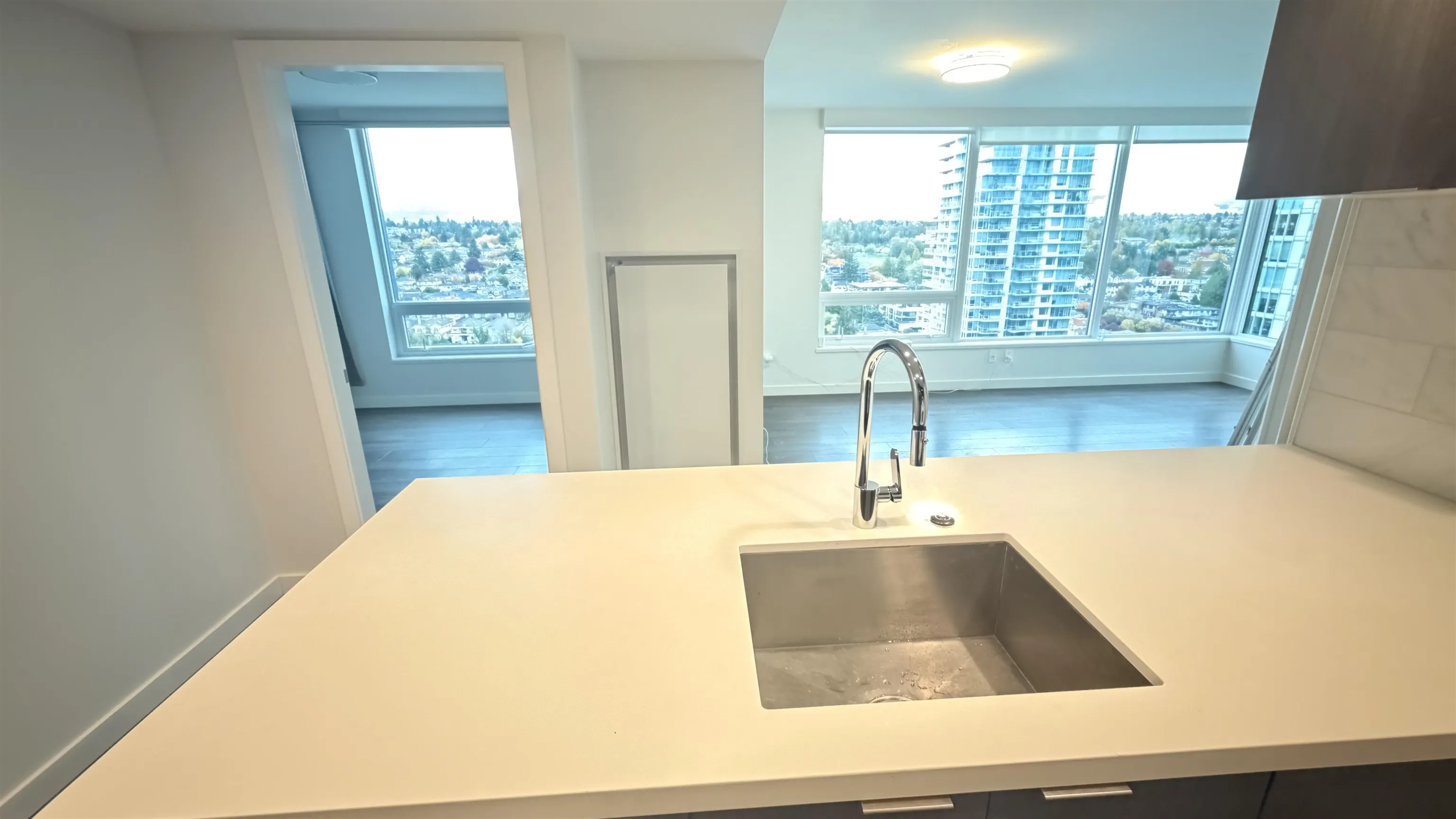 1905 8189 Cambie Street