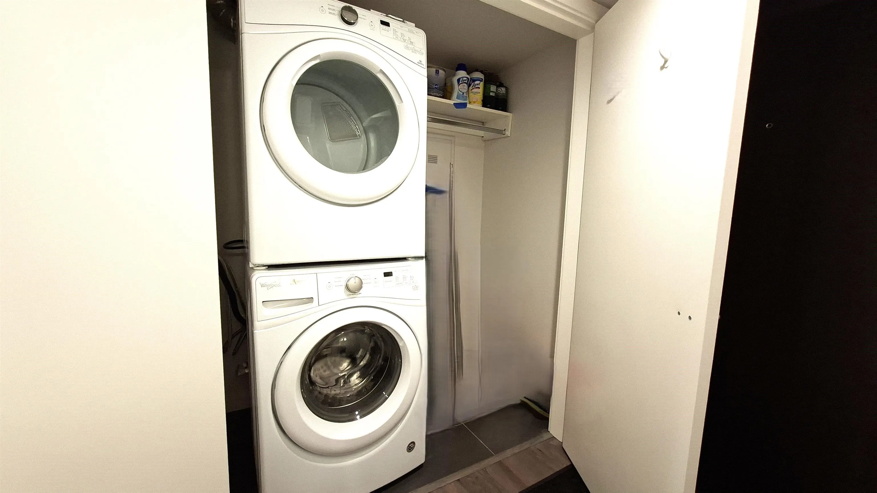 1905 8189 Cambie Street