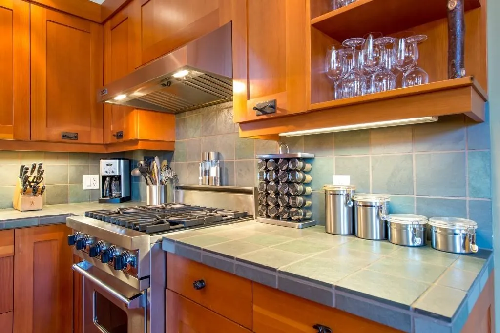 18 C 2300 Nordic Drive