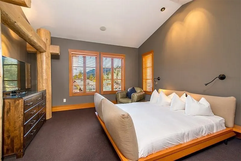 18 C 2300 Nordic Drive