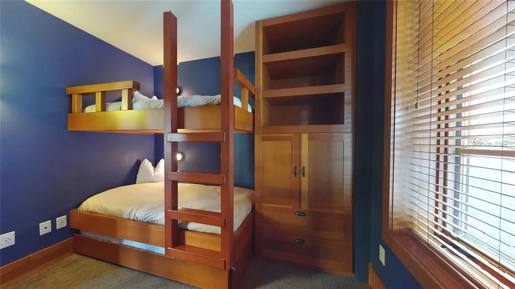 18 C 2300 Nordic Drive