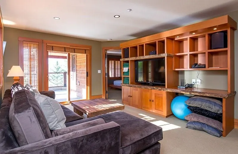 18 C 2300 Nordic Drive