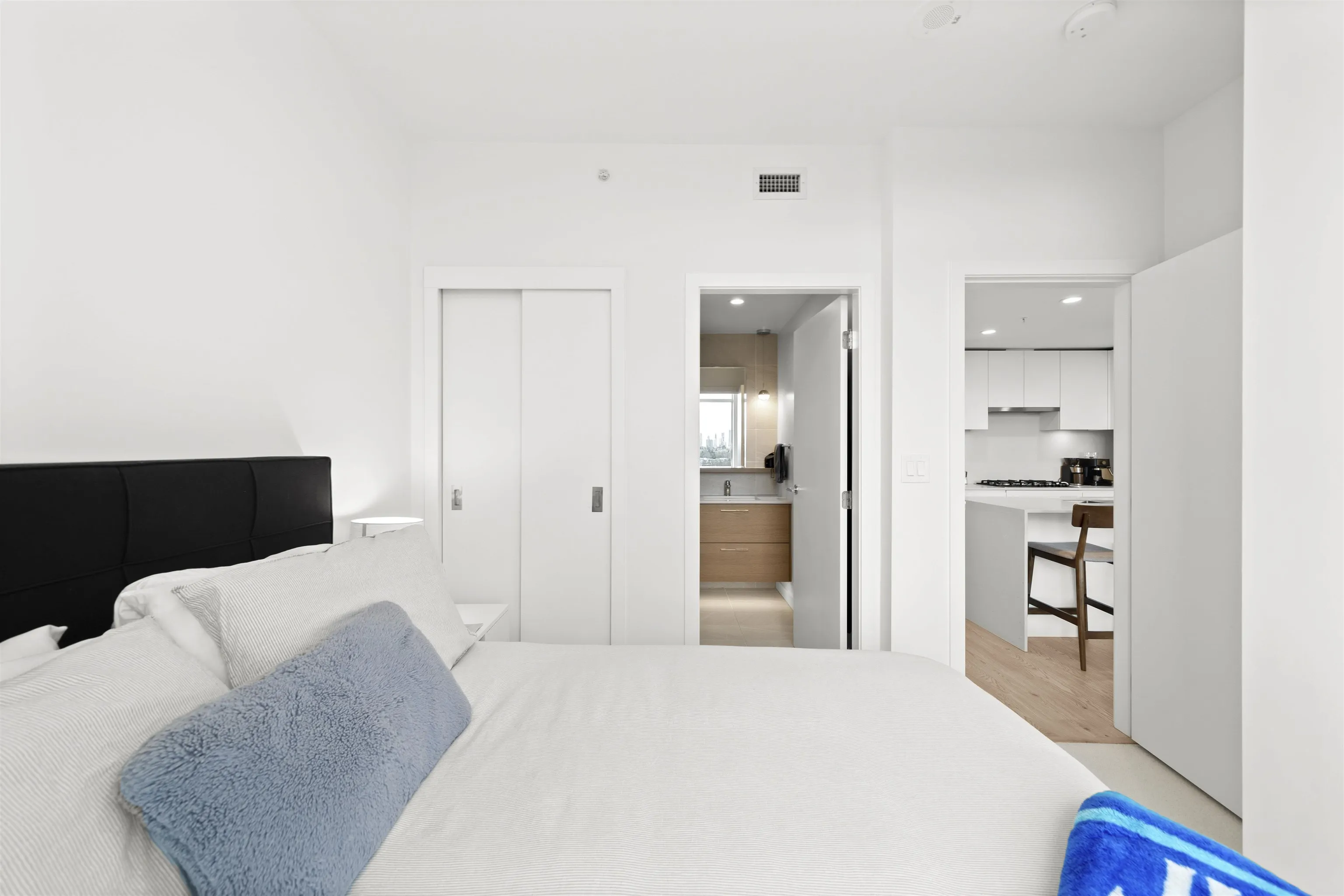 2609 2181 Madison Avenue